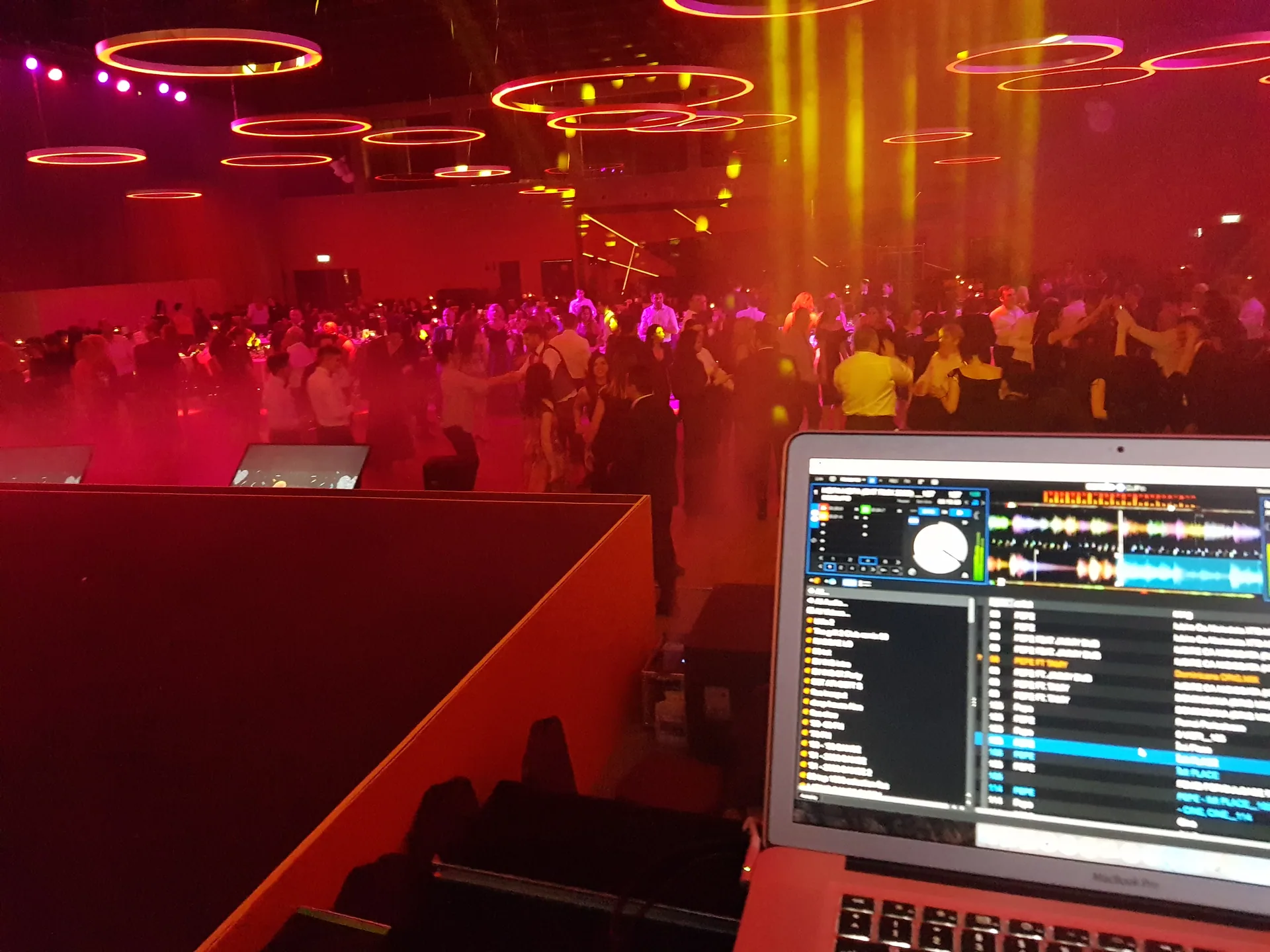 Setup DJ PartyDJ cu lumini inteligente la o nuntă în București