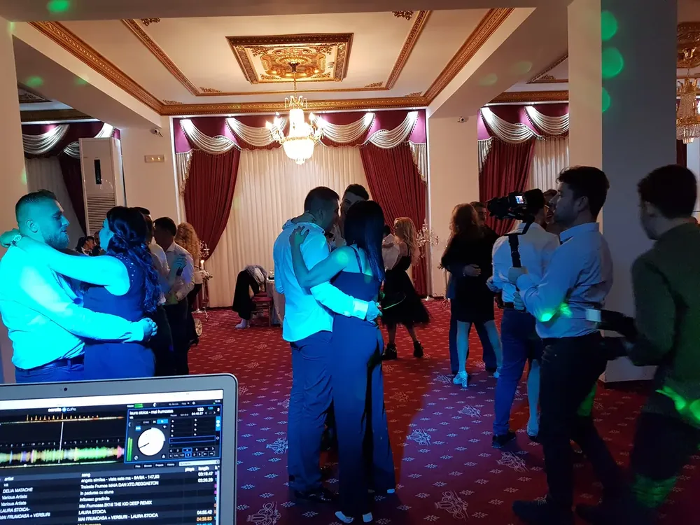 Ring de dans plin la o petrecere PartyDJ în București